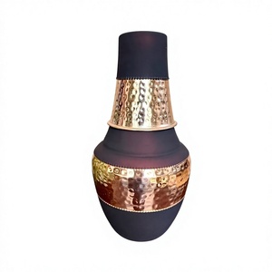 แจกันทองแดงสไตล์โบฮีเมียนพร้อมแถบโลหะตอกลาย ของตกแต่งบ้าน - Product Image 1
