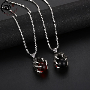 Vente en gros de pendentifs de style hip-hop européen et américain incrustés de pierres précieuses, griffes de dragon coulé, collier boule rouge - Product Image 3
