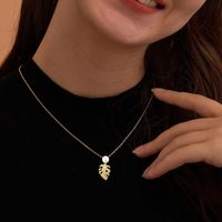 Ensemble de bijoux en argent sterling 925 plaqué or 18 carats avec pendentif feuille de Monstera en perle et zircon, collier et boucles d'oreilles tropicales pour femmes