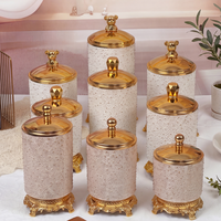 Élégants pots de conservation hermétiques blancs perlés avec accents dorés pour l'organisation du café, du thé et du sucre