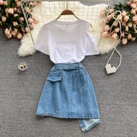 Ensemble 2 pièces vintage Y2K pour femme : haut court à épaules dénudées avec imprimé lettres et jupe en jean asymétrique taille haute – Tenue d'été