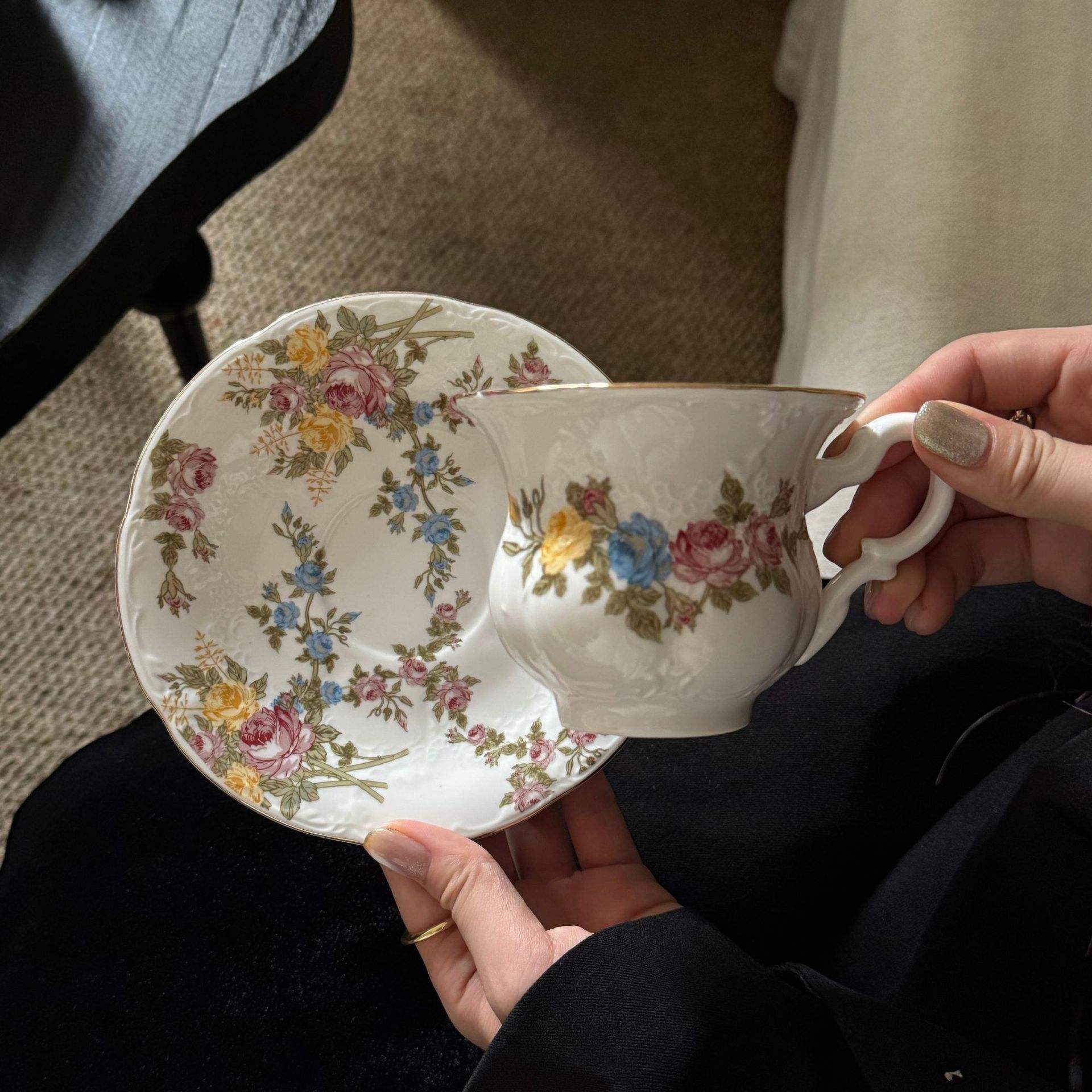 Autumn gold-rimmed cups and plates