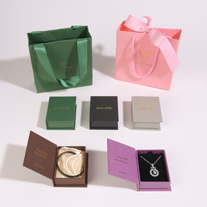 กล่องใส่เครื่องประดับรูปทรงหนังสือแบบใช้ซ้ำได้ เป็นมิตรกับสิ่งแวดล้อม พร้อมโลโก้สั่งทำพิเศษ ปิดด้วยแม่เหล็ก บุด้วยผ้าซาติน สำหรับเก็บสร้อยคอและแหวน - Product Image 6