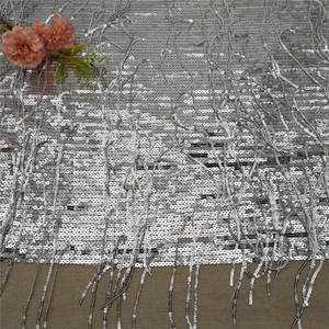 ผ้าลูกไม้ปักลายดอกไม้ประดับเลื่อมและพู่ห้อยสีเงิน ดีไซน์หรูหราและเซ็กซี่ ผลิตจากโพลีเอสเตอร์ 100% เหมาะสำหรับชุดราตรีและชุดเจ้าสาวสุดหรู - Product Image 2