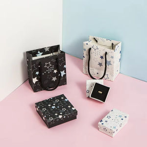 Caja de Embalaje de Joyería con Patrón de Estrellas Rojas, Negras y Blancas para Collares, Pendientes, Anillos y Pulseras - Embalaje de Regalo Directo de Fábrica - Product Image 1