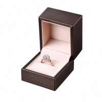 Fabricant de boîtes à bagues élégantes en cuir PU, boîtes cadeaux pour bijoux avec doublure en velours personnalisées en gros, usine pour les designers de bijoux professionnels