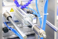 Machine de découpe automatique à grande vitesse et économique pour goulot de bouteille en plastique (HDPE, PP, PE, PET) avec servomoteur industriel personnalisé, à vendre