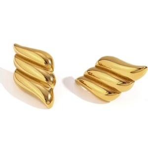 ต่างหูทรงโดมแบบหนา ดีไซน์ทันสมัย ชุบทอง น้ำหนักเบา เหมาะสำหรับผู้หญิง ตกแต่งด้วยปีกและพื้นผิวแบบมีเท็กซ์เจอร์ ทำจากสแตนเลสสตีล - Product Image 1