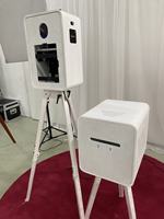 Photo Booth Pernikahan Portabel dengan Sistem Selfie Layar Sentuh Dua Sisi.
