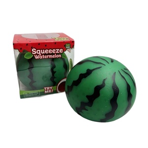 Jouet anti-stress Needoh en forme de pastèque pour la concentration sur le bureau, le jeu sensoriel et la relaxation quotidienne, avec une texture douce, sûre et durable - Product Image 1