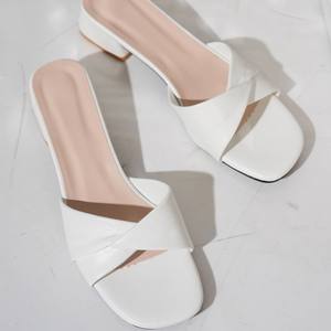 2025 été nouvelle mode bout ouvert couleur unie Simple cuir Surface polyvalent couleur grandes pantoufles talon carré chaussures femmes - Product Image 4