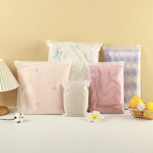 Sacs de vêtements de luxe avec logo personnalisé, sacs transparents en polyéthylène avec fermeture éclair, emballage en PE pour vêtements, sacs à fermeture éclair, sacs en plastique - Product Image 1