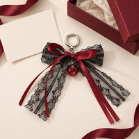 Porte-clés cerise avec ruban bordeaux, breloque de sac avec nœud en dentelle noire, accessoire de sac à main gothique, cadeau élégant pour femmes et adolescentes