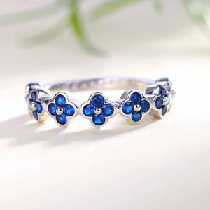 Anello con Fiore di Trifoglio Portafortuna Blu per Donne, Elegante Accessorio Floreale per Uso Quotidiano - Product Image 1