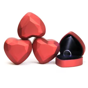 लक्जरी दिल के आकार छोटे प्लास्टिक सफेद एलईडी प्रकाश मखमल डालने गहने बॉक्स उपहार के लिए लोगो के साथ संलग्न शादी के छल्ले लाल रंग