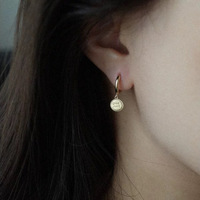 Klassische S925 Silber Runde Münz-Charm Huggie-Ohrringe 925 Sterling Silber Gravierte Medaillen-Creolen