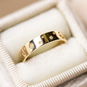 F1122 Anello Minimalista Unisex in Oro Massiccio 18K con Motivo a Stella, Fede Nuziale - Product Image 1