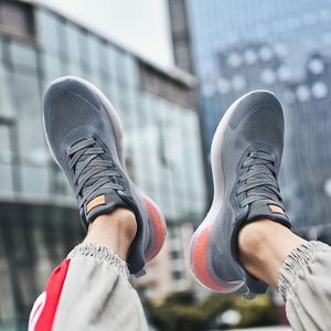 1 1 2025 printemps nouvelles petites chaussures blanches respirant maille Surface chaussures de sport semelle souple chaussures pour hommes mode hommes - Product Image 5