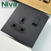 Prise murale double Niva NV5 en acier inoxydable noir mat, 13A, norme britannique, avec interrupteur, panneau combiné à bouton