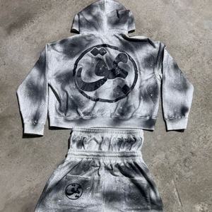 Ensemble survêtement épais 500 g/m² à double taille, coupe carrée, avec strass, délavé à l'acide et imprimé sérigraphié effet usé, comprenant un short de survêtement et un sweat à capuche - Product Image 2