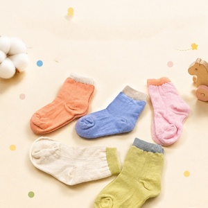 Chaussettes mi-mollet unisexes en coton à blocs de couleur, douces et élastiques, style assorti toutes saisons pour enfants et bébés de 3 à 8 ans - Product Image 2