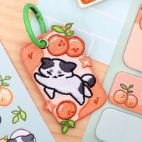Porte-clés personnalisé brodé en gros, motif mignon de dessin animé, fruits, chien, double face, forme 3D, en alliage de zinc écologique, personnalisable
