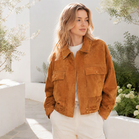 Veste décontractée en daim beige pour femme, style usine, avec poignets boutonnés et poches obliques, idéale pour le brunch