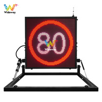 Panneau de signalisation routière LED à matrice variable (VMS) pliable, monté sur camion, à commande sans fil, avec élévateur hydraulique pour travaux routiers et avertissements