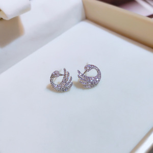 Joyería de moda KYED0446 Pendientes de circón 3A con forma de alas chapadas en platino para mujer - Product Image 1