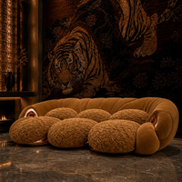 Canapé de salon en tissu trois places incurvé, design de luxe léger et artistique, conçu sur mesure pour villas et grandes maisons.