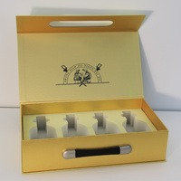 Boîte cadeau en forme de valise dorée avec poignée, doublure personnalisée, matériaux recyclés, pelliculage mat, haut de gamme pour l'emballage commercial du vin