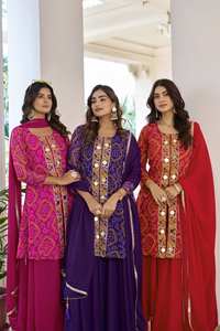 Conjunto Kurta Sharara Corto por Encima de la Rodilla de Rayón Rojo Unity Luxure con Estampado Bandhani, Trabajo de Espejos y Dupatta a Juego, Ropa Étnica Festiva - Product Image 5