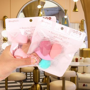Éponge à maquillage en forme de triangle, 2 paquets, pour une application douce et uniforme, utilisable à sec ou sous l'eau - Product Image 1