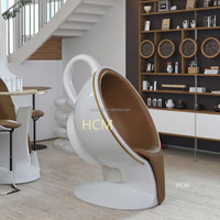 Chaises de café et de restaurant modernes et créatives avec dossiers en forme de coupelle pour une utilisation en intérieur et en extérieur