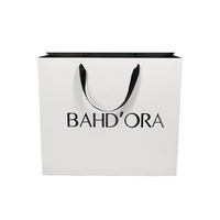 Sacs en papier personnalisés blancs et noirs avec poignées en soie pour vêtements, cadeaux et bijoux, avec logos – Vente en gros
