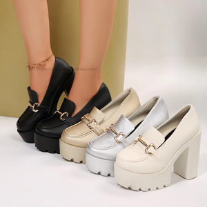 Chaussures plates à talons hauts de style britannique, grande taille, nouvelle collection automne, plateforme, talon épais, chaîne métallique, chaussures à bout profond pour femmes - Product Image 1