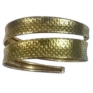 Bracelet manchette Shan India fait main, finition noire, style néo-gothique géométrique classique, en laiton plaqué canon, personnalisable pour tenues de soirée - Product Image 4