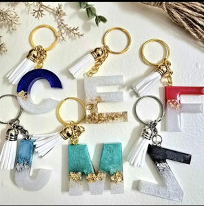 LLavero de resina hecho a mano con borla Whelk, llavero con letra inicial, llavero con letras, regalos, accesorio para bolsa de joyería - Product Image 1