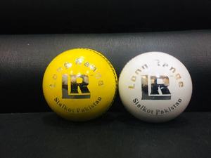 Balles de cricket blanches de qualité compétition, en cuir véritable faites à la main, balles de cricket de qualité export, balles dures pour l'entraînement et la pratique - Product Image 4