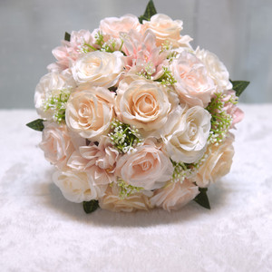 Bouquet de fleurs en plastique de style forêt de roses de mariage pour les mariées à tenir pendant l'enregistrement, un accessoire pour les séances photo. - Product Image 2