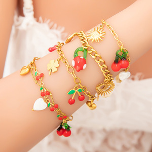 Pulsera con dijes de frutas para mujer, chapada en oro, de acero inoxidable, regalo de joyería con colgante de fresa, cereza y melocotón, estilo europeo - Product Image 1