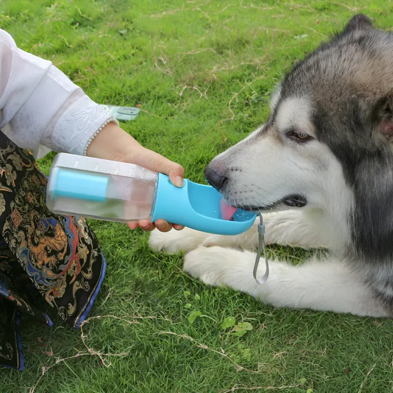 3 In 1 Pet Outdoor Walking Lebensmittel qualität BPA Auslaufs icher Tragbar Hoch temperatur beständiger Hunde wasser flaschen spender