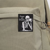 Épinglette fantaisie en émail à motif squelette gothique, badge métallique élégant pour accessoire vestimentaire de fête à thème