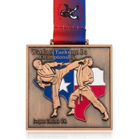Médaille de trophée carrée en émail souple à relief profond, médaille de récompense personnalisée en métal doré avec ruban pour les championnats sportifs d'arts martiaux
