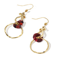 Boucles d'oreilles créoles pendantes en acier inoxydable plaqué or 18 carats avec perles rouges martelées pour femme, cadeau, vente en gros, OEM