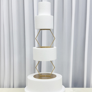 Vàng vòng bánh tách Mr & Mrs bánh hiển thị đứng bàn bảng trung tâm cho đám cưới kỷ niệm bánh bên đạo cụ - Product Image 3