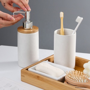 Juego <span class=keywords><strong>de</strong></span> 4 Accesorios <span class=keywords><strong>de</strong></span> <span class=keywords><strong>Baño</strong></span> <span class=keywords><strong>de</strong></span> Cerámica con <span class=keywords><strong>Tapa</strong></span> <span class=keywords><strong>de</strong></span> Madera, Juego <span class=keywords><strong>de</strong></span> Regalo <span class=keywords><strong>de</strong></span> Lujo Personalizado con Plato para Sopa y Botella <span class=keywords><strong>de</strong></span> Champú - Product Image 3