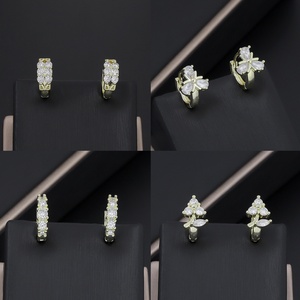 JXX Venta al por Mayor de Fábrica, Pendientes Huggie de Zirconia Chapados en Oro de 14K, Accesorios para Mujer - Product Image 1