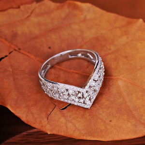 Anello impilabile a forma di V per donna, elegante gioiello geometrico alla moda - Product Image 6