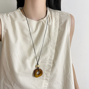Collar colgante de hueso de camello natural con personalidad europea y americana - Product Image 1